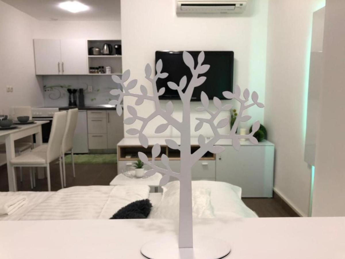 Modern Center Studio Under The Castle - Free Parking Apartment Ljubljana Luaran gambar